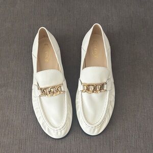 NWOB Tod’s loafers with gold chain detail